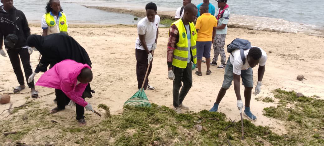 LetsDoItKenya's tweet photo. Kenya marks #WorldCleanUpDay: Clean up action in Mombasa led by @pwaniyouthnetwork https://t.co/TmUM7JkLIj