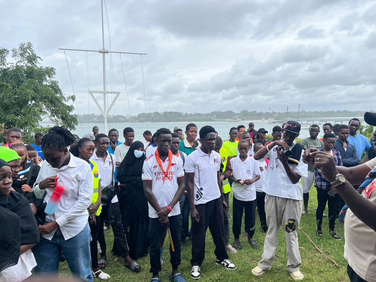 LetsDoItKenya's tweet photo. Kenya marks #WorldCleanUpDay: Clean up action in Mombasa led by @pwaniyouthnetwork https://t.co/TmUM7JkLIj