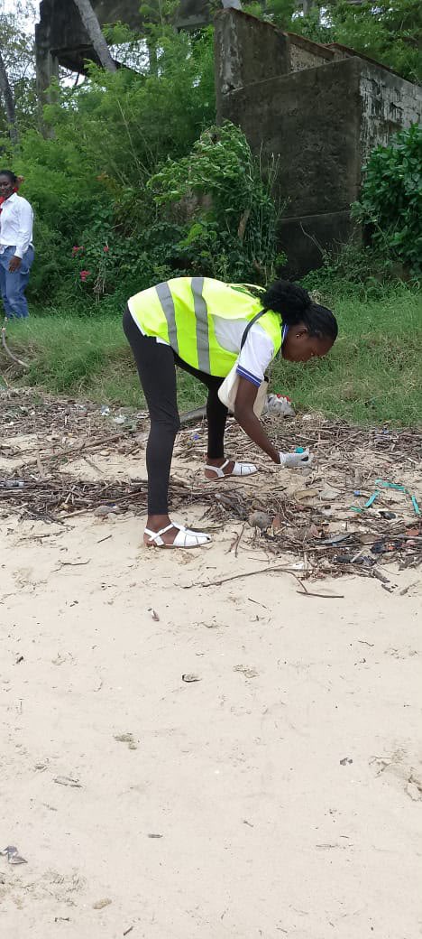 LetsDoItKenya's tweet photo. Kenya marks #WorldCleanUpDay: Clean up action in Mombasa led by @pwaniyouthnetwork https://t.co/TmUM7JkLIj