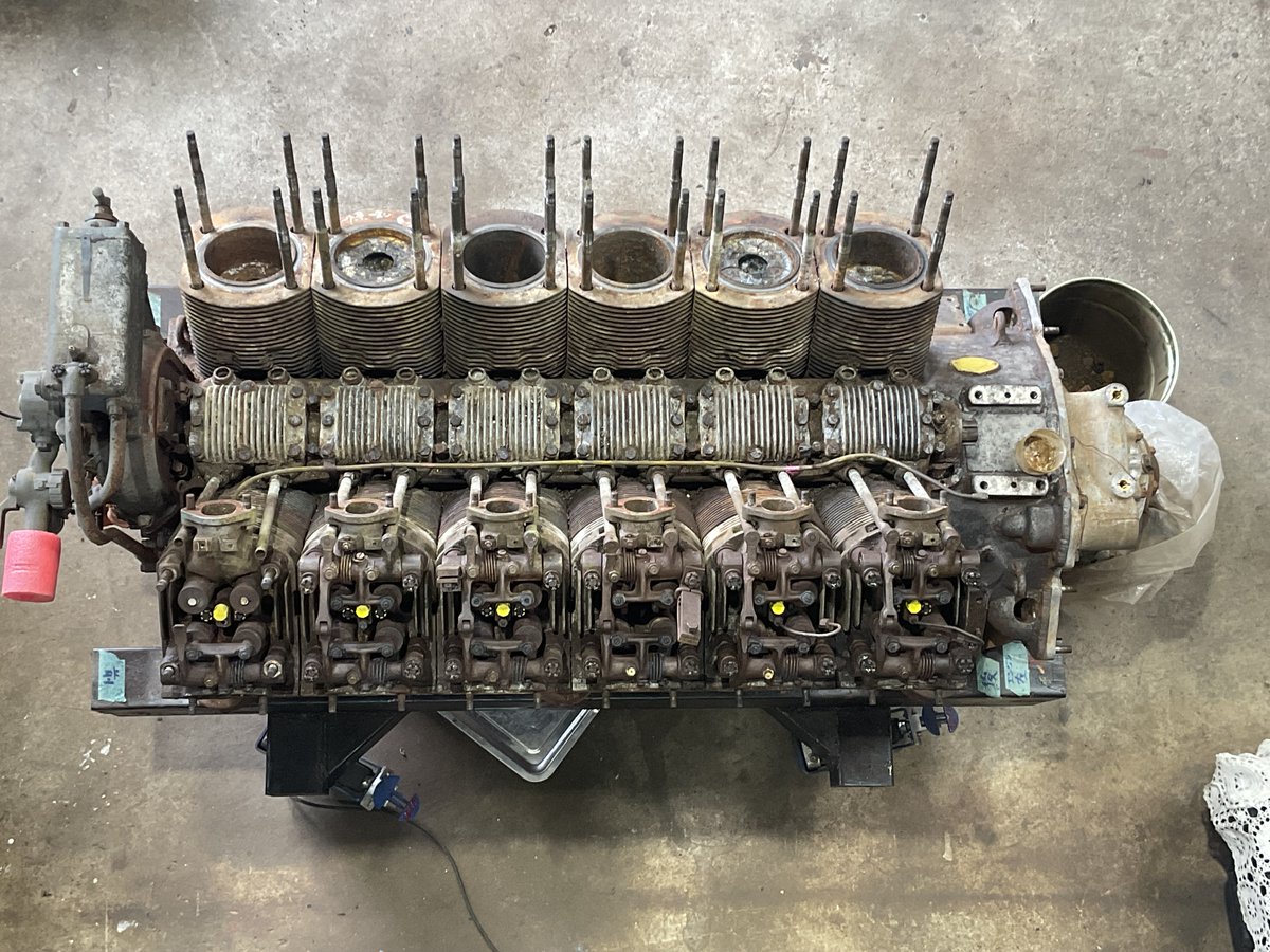 squash12v's tweet photo. チハ97式中戦車の動弁系考察　OHVで4v化するためヘッド側特殊な2v同時打ちロッカーアーム、exに関してはinと同軸のローラーロッカーを介して開ける　ロッカーアームは砲金軸受になっておりグリスニップルあり、他は手差し給油　　　つづく　https://t.co/UnSJ4k3b8L https://t.co/AMt9WObrbF
