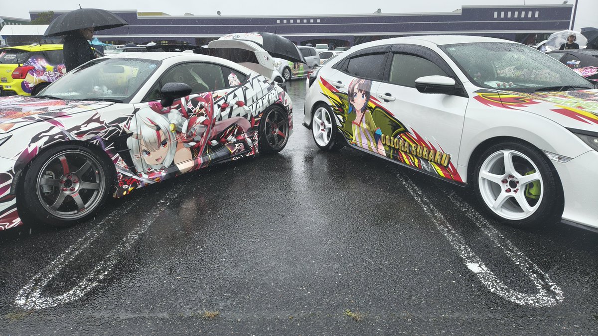 XTRAIL715's tweet photo. #EMTG13
#ホロライブ
#痛車
台風接近で大雨でしたが念願だったお嬢とスバルの痛車が見られたので行けて良かった(≧∇≦)b
そしてずっとほしかったステッカー頂けました。゜(゜´Д｀゜)゜。
雨の中お話ありがとうございました！ https://t.co/CGQfu0mCfr