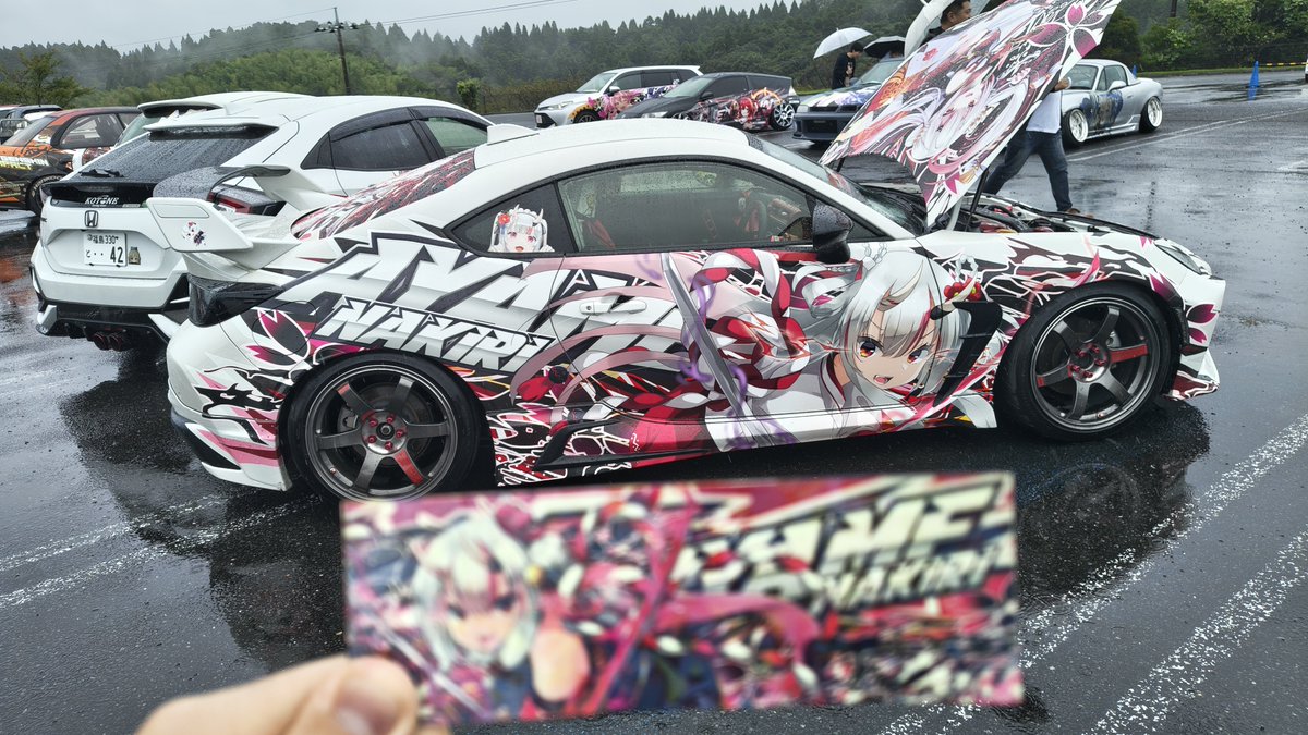 XTRAIL715's tweet photo. #EMTG13
#ホロライブ
#痛車
台風接近で大雨でしたが念願だったお嬢とスバルの痛車が見られたので行けて良かった(≧∇≦)b
そしてずっとほしかったステッカー頂けました。゜(゜´Д｀゜)゜。
雨の中お話ありがとうございました！ https://t.co/CGQfu0mCfr
