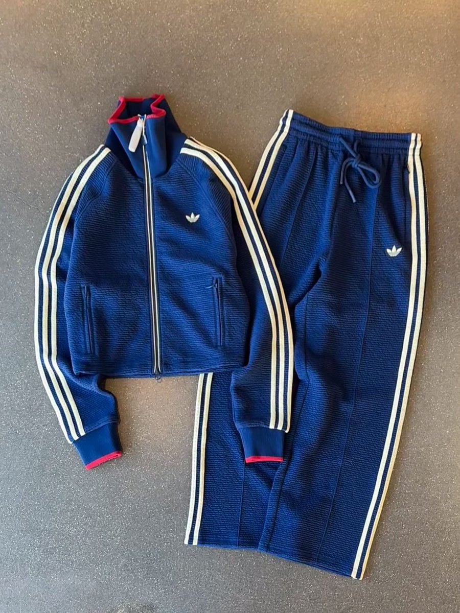 CaminoTV's tweet photo. le côté texturé de l'ensemble + tous les détails, adidas c'est fort 

veste https://t.co/Zu5pkuUATG 140€
jogging https://t.co/olugDnJ7Ji 120€ https://t.co/WGUBCRk7WZ