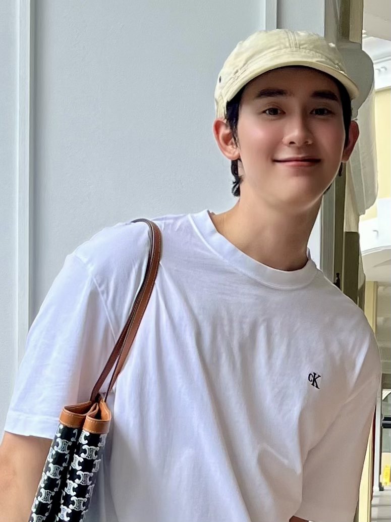 stayxhumble's tweet photo. *not real time* 

ดาราที่ friendly ที่สุดเท่าที่เคยเจอ 🥺 วันนี้นั่งร้านกาแฟกับเพื่อน แล้วน้องบุ๊คเดินเข้ามาสั่งกาแฟ เห็นปุ้บจำได้เลย ออร่าพี่ดาราสะดุดตามาก *แต่ไม่กล้าถ่าย😂* พอน้องจ่ายเงินเสร็จ เลยลองทักไปว่า “น้องบุ๊ค สวัสดีค่ะ” น้องเลยหันมา “สวัสดีครับ” 
#kasibook @kasibook https://t.co/AAjwTGvobM