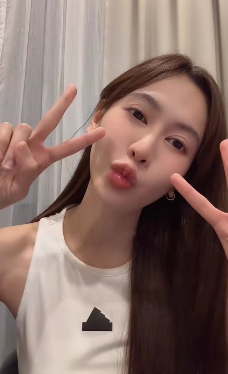 mcugls's tweet photo. posing cutely like that... yes, we're all in love with you

#NoeyKanteera https://t.co/ICeu9yu56L