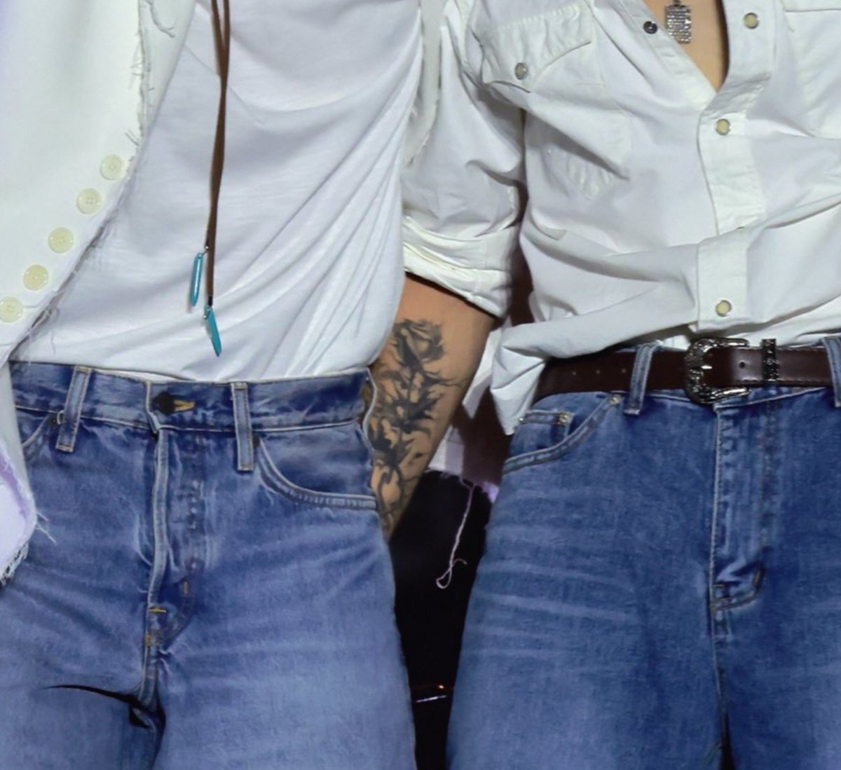 ray_ppang's tweet photo. hand on butt, the other on the shoulder, vibing together.... ye they fck....😭😭🥵🥵
#우영 #WOOYOUNG #에이티즈 #ATEEZ https://t.co/mN9PJjJdDD