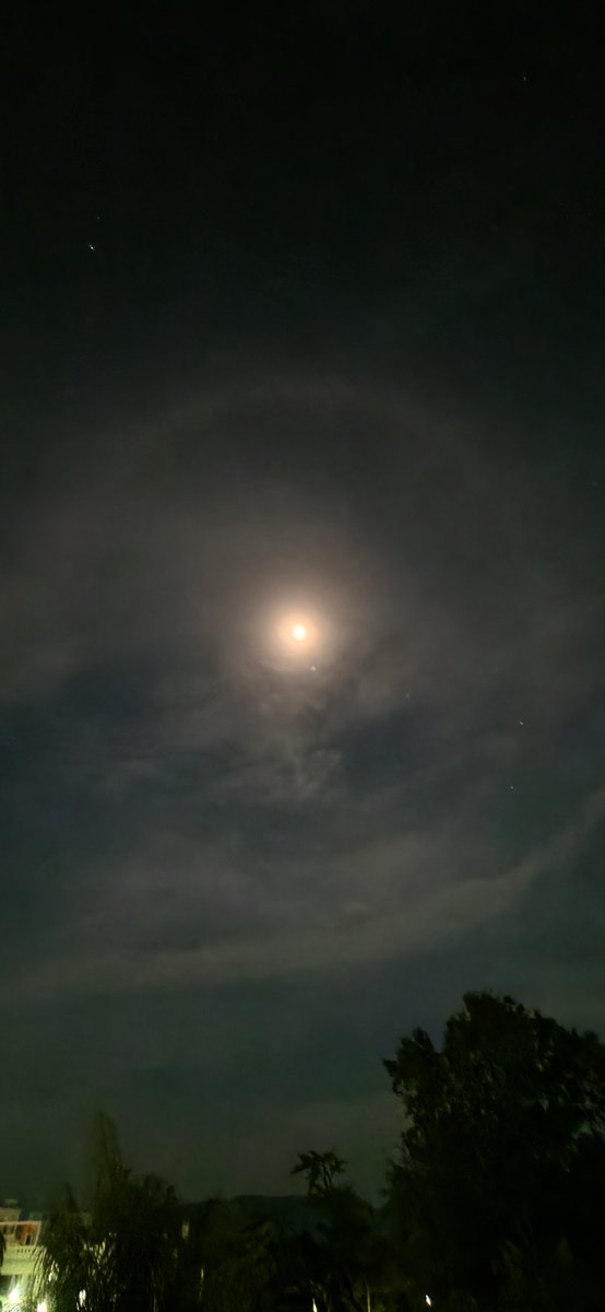 Rajkumar_Tpt's tweet photo. Halo moon in @Tirupati 
@TPTweatherman @ChennaiRains @MasRainman @Andhra_weather @eastcoastrains @praneethweather @GreaterBezawada @GreaterTirupati @harshavicky5 https://t.co/qDHoTV8OSu