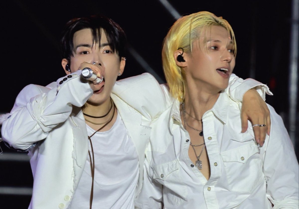 ray_ppang's tweet photo. hand on butt, the other on the shoulder, vibing together.... ye they fck....😭😭🥵🥵
#우영 #WOOYOUNG #에이티즈 #ATEEZ https://t.co/mN9PJjJdDD