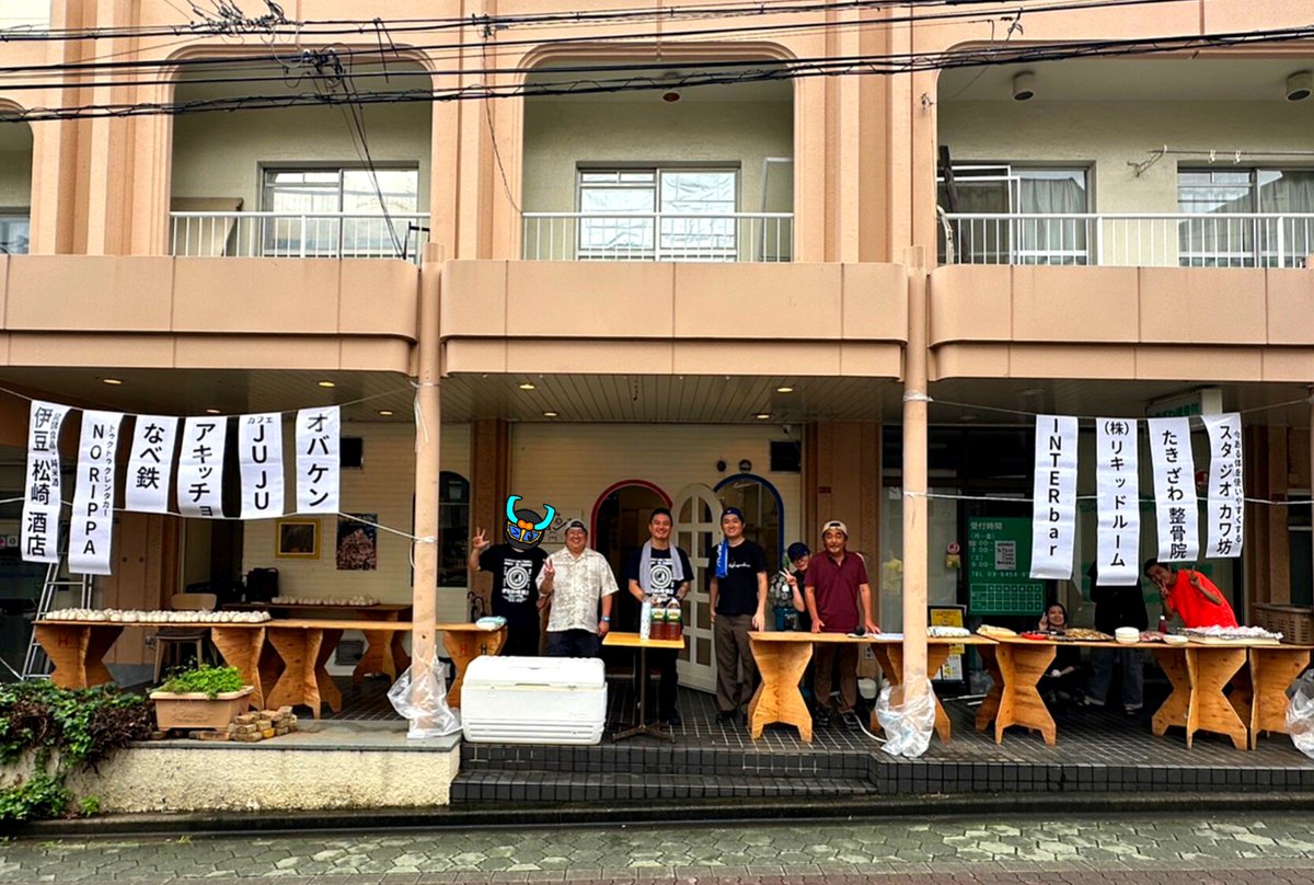 honancho_tv's tweet photo. 秋の大祭の恒例行事である、
『神輿の振る舞い』は方南銀座商店街の様々な店舗が協力して、神輿を担ぐ100名に御馳走を振る舞いました🍲🍖

『Inter-bar』からは焼きそばとソーセージ🥓
『アキッチョデシカ』からはピザとティラミス🍕
『なべ鉄』からは唐揚げは🍗
『cafe-JUJU』からはホットドック🌭

アルコールとソフトドリンクを提供した伊豆松崎酒店スタッフと常連の皆さんで、おにぎりや豚汁も用意したボリュームたっぷりなメニュー達です🍙🍲

金ちゃんやスミレンジャーな��イベントでお馴染みのメンバーも参��して、暖かくも息のあった地域の連携が光りました✨

是非、それぞれの店舗の美味しいものも食べに普段の方南町へも来てみてください😋