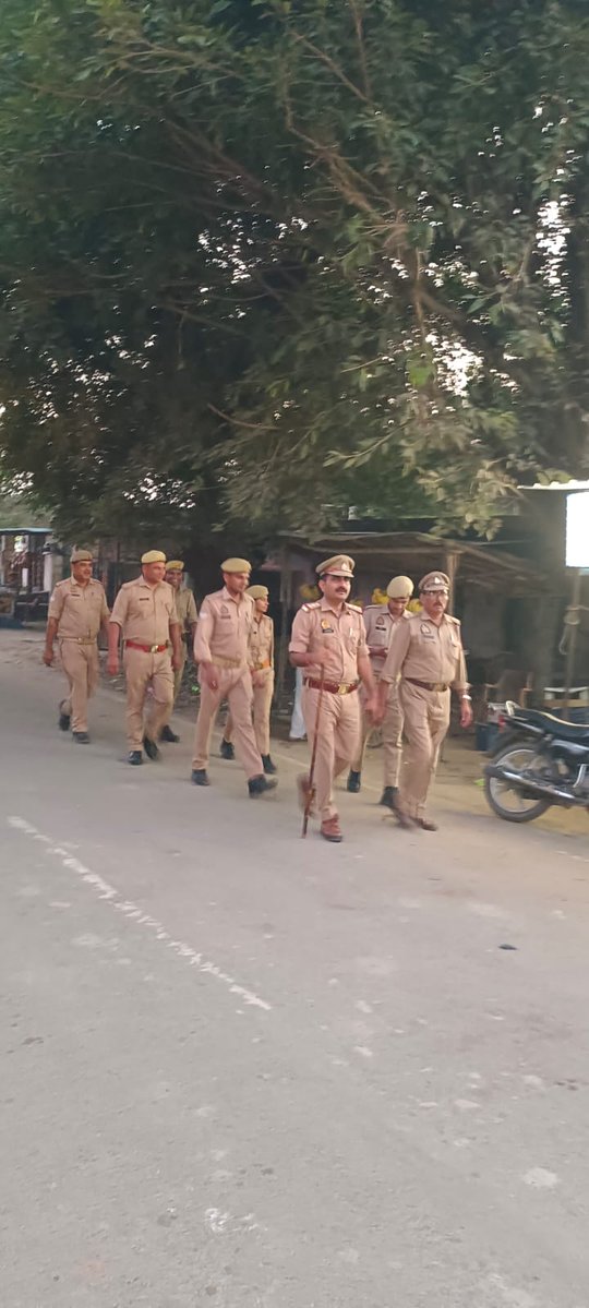 rampurpolice's tweet photo. #एसपी_रामपुर के निर्देशन में थाना खजुरिया #RampurPolice द्वारा अपराध नियन्त्रण, कानून/शान्ति व्यवस्था, आगामी त्यौहार तथा जनमानस में सुरक्षा की भावना जागृत करने के दृष्टिगत थाना क्षेत्रान्तर्गत महत्वपूर्ण/भीड भाड वाले स्थानो पर मय पुलिस बल पैदल गश्त की गयी।
#UPPolice
#RampurPolice
#FootPetrollinge