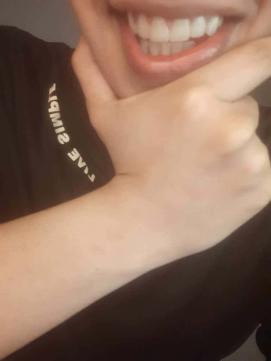 Bronoxuuu's tweet photo. I know it’s difficult, but smile. A warm smile can steal the hearts of the real ones. https://t.co/R4UBFpg28e
