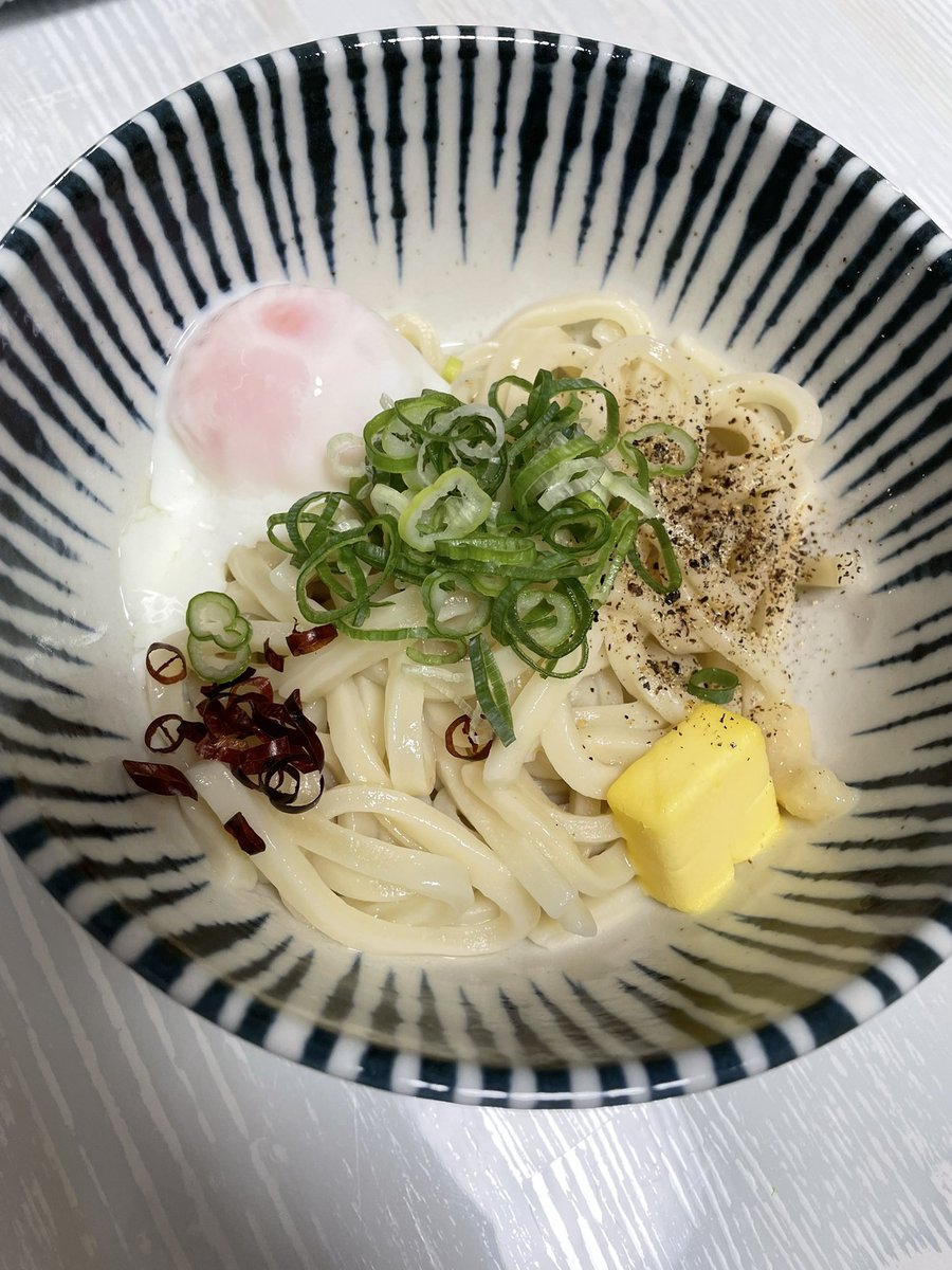 nu1113's tweet photo. 今日はYouTubeで見かけた香川のとあるお店の濃厚鬼醤油うどんを再現して食べた。
変わり種のうどんも美味しい。
鷹の爪、温玉、ねぎ、ブラックペッパー、にんにくバター、醤油。
クセになる味でした。 https://t.co/NaL42HIQYI
