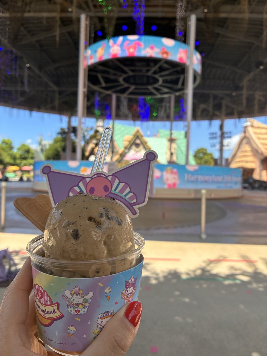 koalzzz's tweet photo. 夏の思い出☀️
ショーの衣装がバツグンに可愛くて！その姿にグリできたの最高だった！！幸せだったー🎀
10年ぶりの再会に悔いを残してはならない！…と思って爆買いしたのも思い出🎀💸🎀 https://t.co/ZqqwNWi9FX