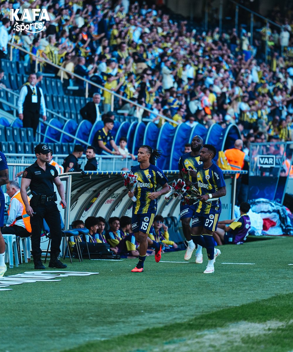 sportskafa's tweet photo. 💐 Fenerbahçeli futbolcular, Kadıköy'deki Fenerbahçeli kadınlara çiçek verdi. https://t.co/rSGJez0AI2