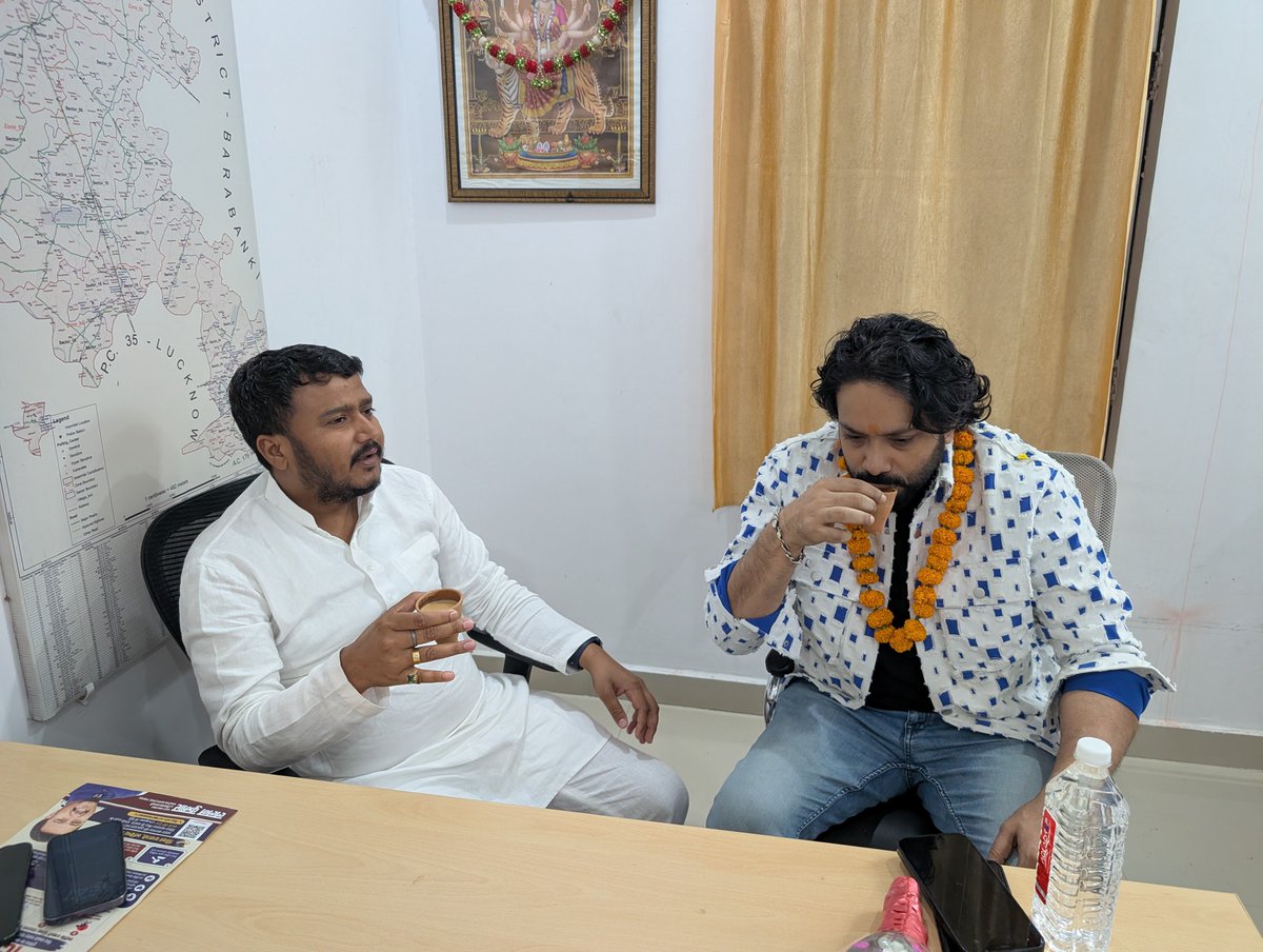 LalanKumarINC's tweet photo. लखनऊ की बख़्शी का तालाब (169) विधानसभा स्थित क्षेत्रीय कार्यालय पर अपने अच्छे मित्र एवं भाई, बॉलीवुड एवं साउथ इंडियन फिल्मों के बेहतरीन अभिनेता व फिल्ममेकर श्री आदित्य ओम (@adityaaom) जी का आत्मीय स्वागत किया। 

इस दौरान साथ में चाय की चुस्की और ढेरों आत्मीय बातचीत हुई। ☕️

आपसे मिलकर हमेशा खुशी और अपनापन महसूस होता है। ऐसे ही स्नेह और आत्मीयता का रिश्ता बना रहे।