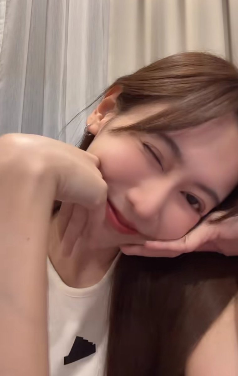 mcugls's tweet photo. posing cutely like that... yes, we're all in love with you

#NoeyKanteera https://t.co/ICeu9yu56L