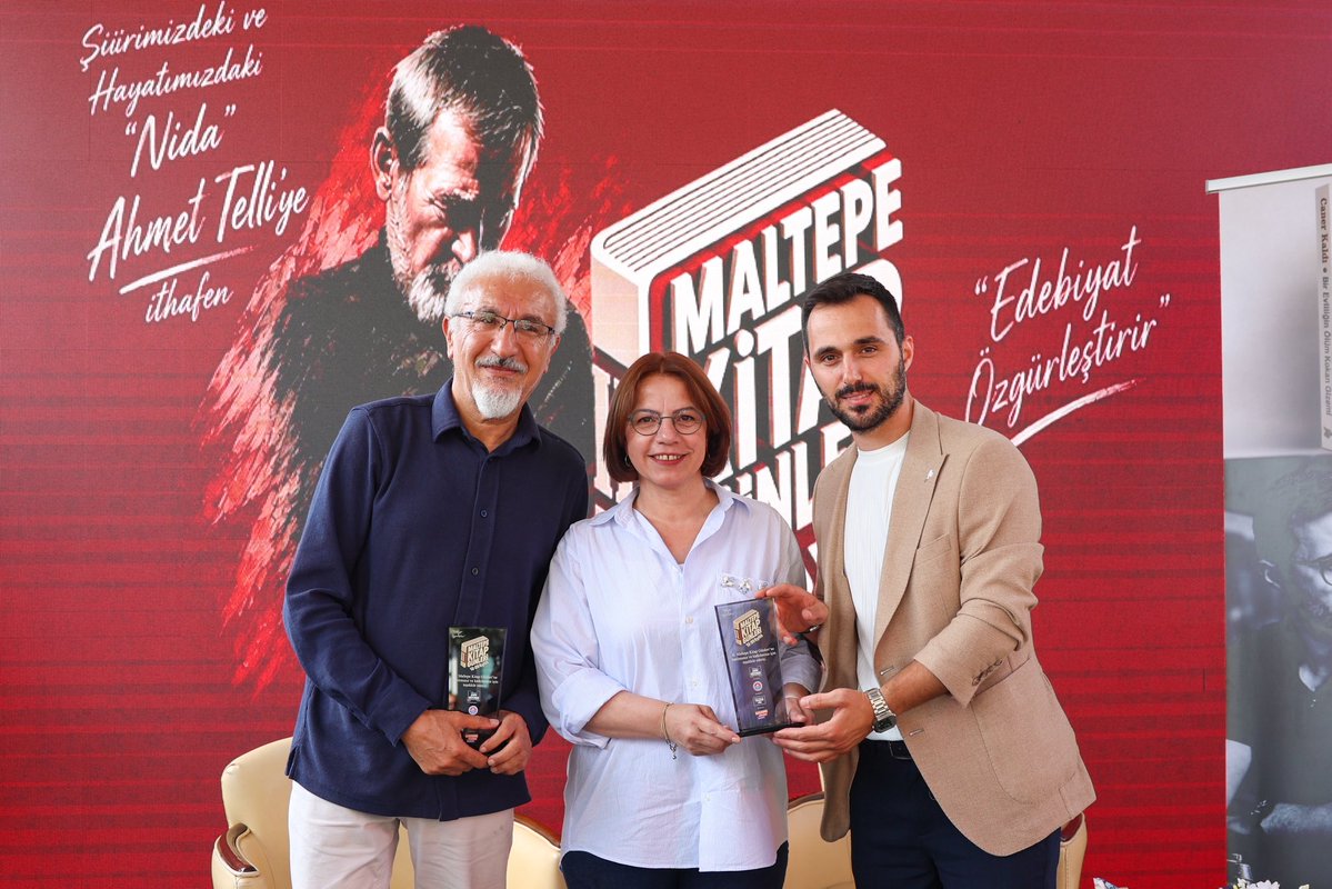 koymenesin's tweet photo. II. Maltepe Kitap Günleri’nde; 

Basın, Yayın ve Halkla İlişkiler Müdürlüğümüzde çalışma arkadaşımız, yönetmen ve yazar Caner Kaldı ile yazar Gürel Sürücü’nün katılımıyla gerçekleşen “Polisiye ve Gerilim Romanlarını Okumak” söyleşisinde; “Bir Evliliğin Ölüm Kokan Gizemi” kitabından yola çıkarak edebiyat ve sinemanın kesiştiği, merakın ve gerilimin izini süren bir sohbet gerçekleştirdik.

Değerli katkıları ve edebiyata açtıkları farklı pencereler için Caner Kaldı ve Gürel Sürücü’ye teşekkür ediyorum.