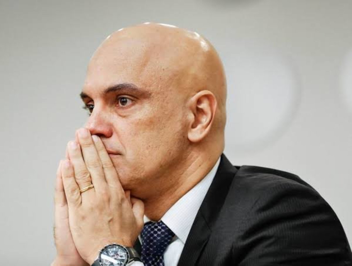 PrimeiroFront's tweet photo. 🔴ÚLTIMA HORA: Vídeo de Alexandre de Moraes e sua esposa saindo de um jatinho de Daniel Vorcaro cai como uma bomba no STF, e ministros já falam que sua permanência no STF se tornou insustentável agora. https://t.co/eRGU5QbCIq