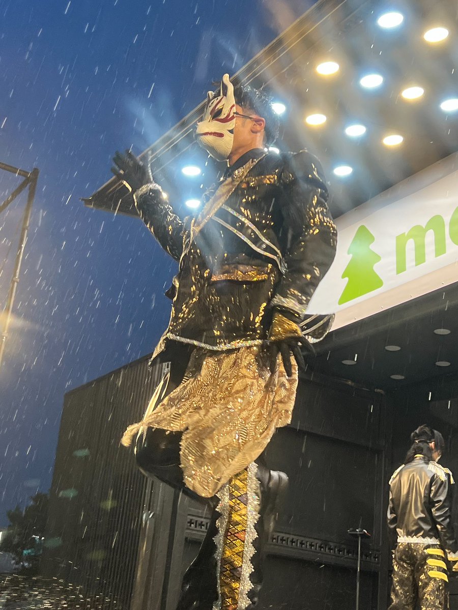 kitsune_omenz's tweet photo. 本日は汗で滴るよりも先に雨で滴っておりました☂️

という事であいにくのお天気でしたが、
見て下さった皆様ありがとうございました！！

体調を崩さぬようしっかり休んで下さいね🦊 https://t.co/3Yt0JSxPbY