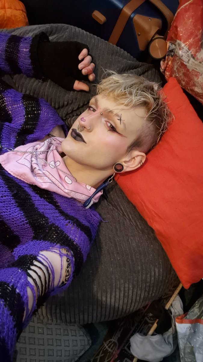 VioletpurpleXXX's tweet photo. my hairs finally not looking a mess after cutting it again https://t.co/YnY9auzWOS