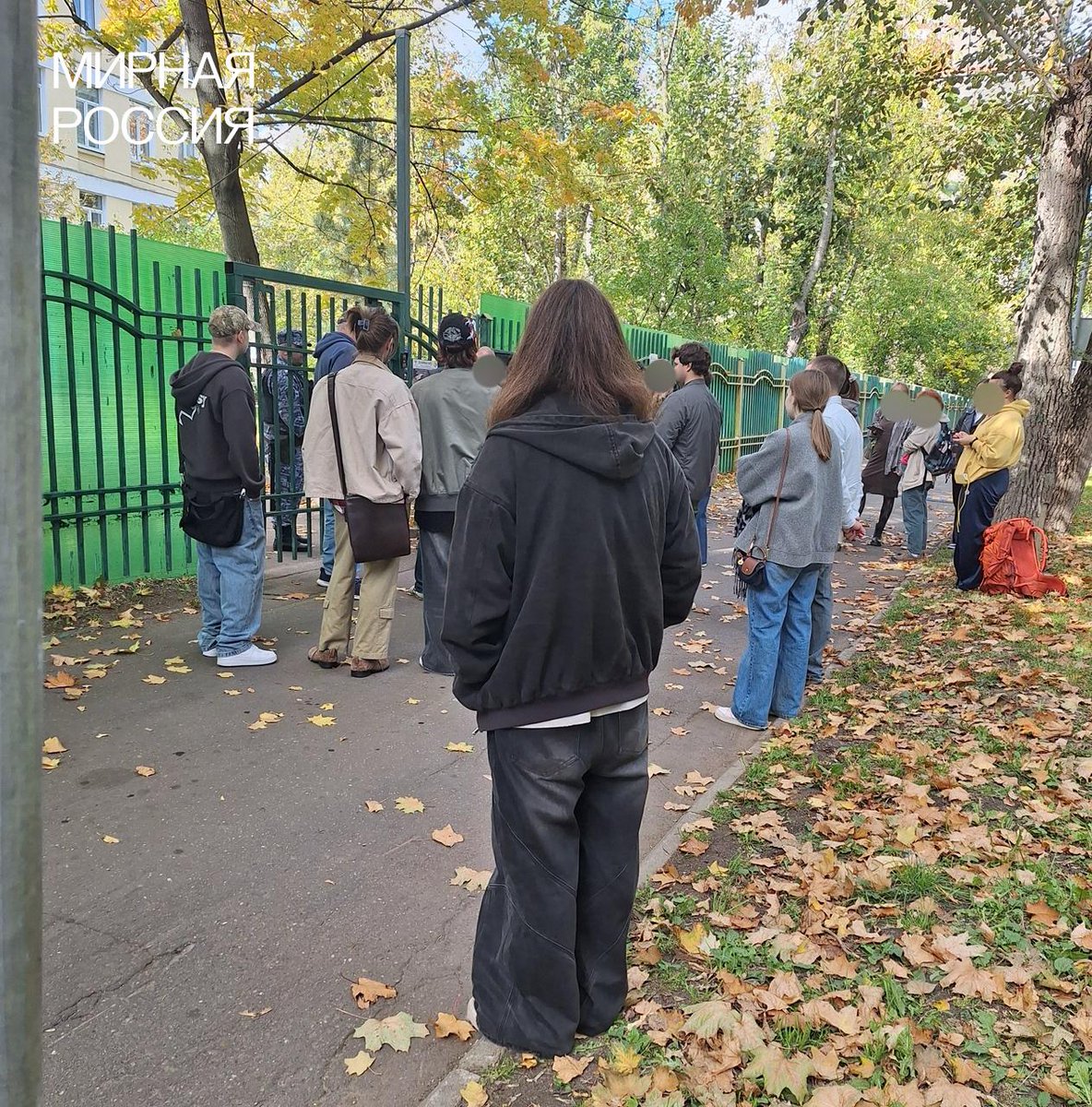 peaceful_russia's tweet photo. «Полдень за мирную Россию» в Москве

Собрали фотографии с разных участков города. Среди них — УИК №3238 в Зеленограде и УИК №777. Не у всех присланных фотографий указан номер участка. https://t.co/5WuIfHymuW