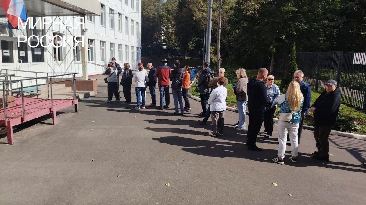 peaceful_russia's tweet photo. «Полдень за мирную Россию» в Москве

Собрали фотографии с разных участков города. Среди них — УИК №3238 в Зеленограде и УИК №777. Не у всех присланных фотографий указан номер участка. https://t.co/5WuIfHymuW