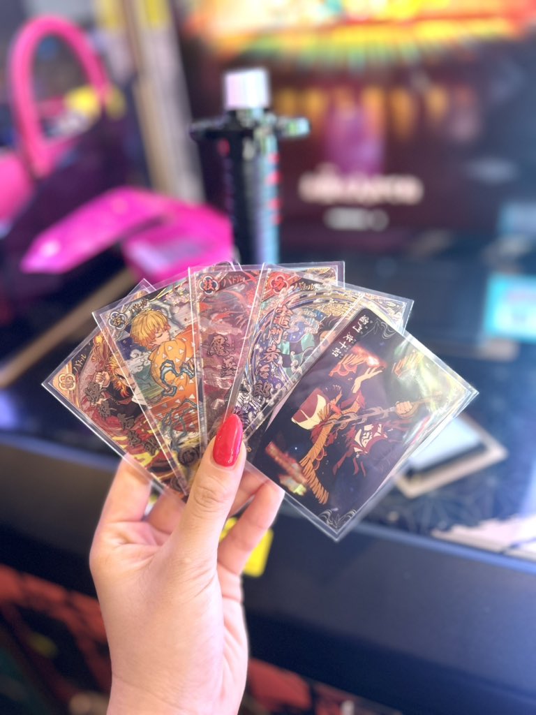 gotigoti666's tweet photo. 82枚UR1枚も出なくて、心折れてる中残り1枚の100円玉入れたら魘夢様でました😭😭😭😭😭😭😭😭😭😭😭😭😭
もう2人して心折れて吐きそうになってたから嬉しいと言うより安心。😭😭😭
ほんとに心がズタズタ。。。
 #日輪バトルスラッシュ https://t.co/n9D1gEIHAl