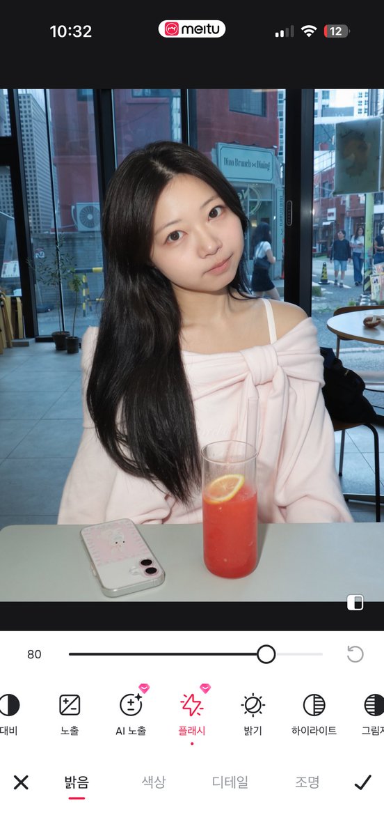 ttispinkdiary's tweet photo. 아니 인플루언서들은 메이투 플래시 < 이 기능으로 밤티역광사진도 살려버리던데 왜 난 이렇게 얼굴을 이상하게 창조해버리는거임 ☠️ 나이것때문에 결제했어요…………. 아 진짜 허두승나와🗿🗿🗿 https://t.co/9ZtyIzloH2