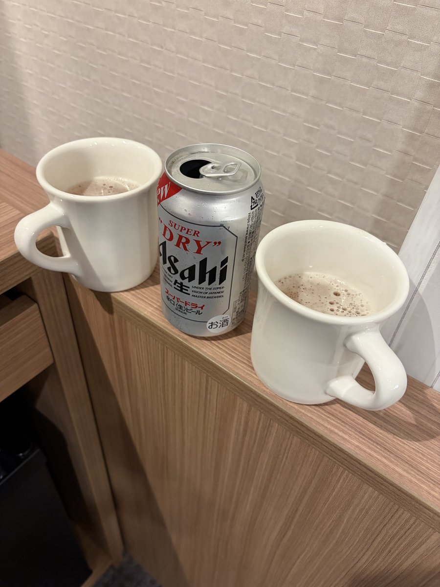 mio_13's tweet photo. ウマイ酒飲んで美味しいもの食べてホテルに帰ってきたけど、昨日からスーパードライ飲めてないってことで半分こ。マグカップで(笑) https://t.co/U8WSRpSQQ6