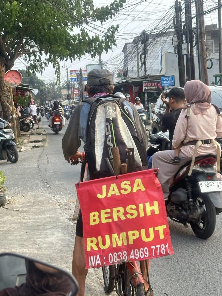 LiaAfri03881071's tweet photo. warga X ramein yukkk aku ketemu kakek inii keliling cari2 orang yg mau pake jasanya
sekiranya ada yg butuh tenaga si bapak langsung kontak wa si bapak yaa 

in this economy aku yakin si bapak cuma nyari uang buat makan bkn buat beli pajero, hehe

aku ketemu si bapak daerah sawangan depok ya
cc cinderbelly