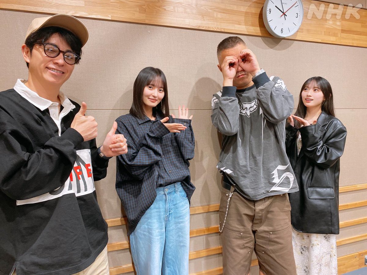 nhk_radirer's tweet photo. 🙏🏻『ありがとう、ハセ！…実は…』💐✨

これまで「らじらー！サンデー」のゲストMCとして、番組をめちゃくちゃ盛り上げてくれた、ハセ！最後にみんなから感謝の気持ちを伝えよう！そして最後に実はハセに言いたかったことを伝えよう！

同時配信はこちら
https://t.co/x5sTKBxIQH
#nhkらじらー https://t.co/IKKT38XMIo
