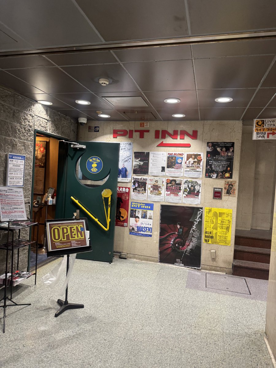 DNbP's tweet photo. 新宿PIT INNを訪れたのは22年ぶりでした。前回は今の人生のちょうど半分の時。

広島でインプロに明け暮れていた時、東京も見たくなって遊びに来た。
その時父親のような存在だった大先輩ミュージシャンから、「PIT INNとアケタの店に行くといい」と言われ、その両方に赴いたのでした。 https://t.co/paRHdLmsRp