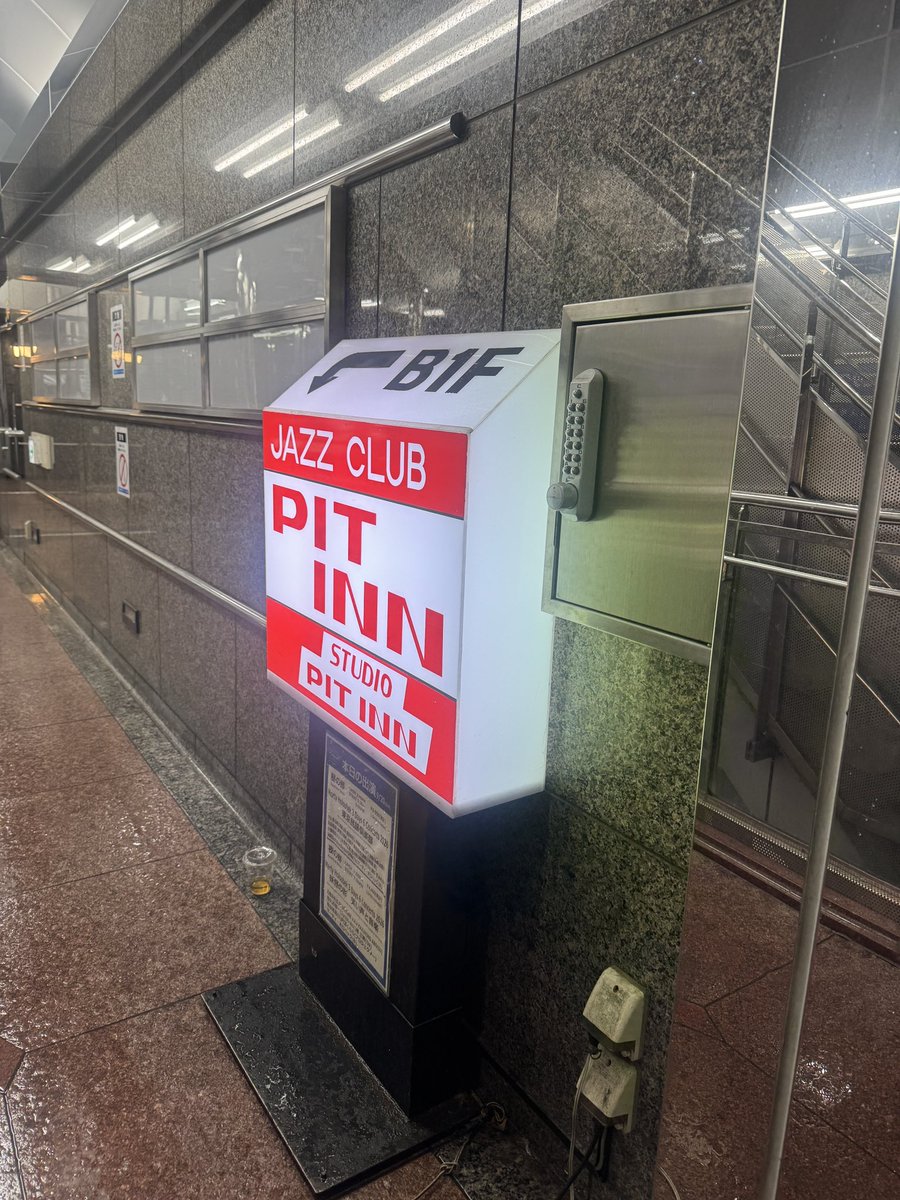 DNbP's tweet photo. 新宿PIT INNを訪れたのは22年ぶりでした。前回は今の人生のちょうど半分の時。

広島でインプロに明け暮れていた時、東京も見たくなって遊びに来た。
その時父親のような存在だった大先輩ミュージシャンから、「PIT INNとアケタの店に行くといい」と言われ、その両方に赴いたのでした。 https://t.co/paRHdLmsRp