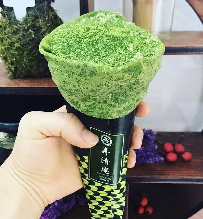 sweetroad5's tweet photo. 東京都浅草駅近くにある抹茶クレープ専門店「寿清庵」の、抹茶のモチモチ生地の中にホイップクリームと自家製抹茶クリームが入った抹茶ティラミスクレープ「八坂」✨ https://t.co/zaTxGZ6AjG