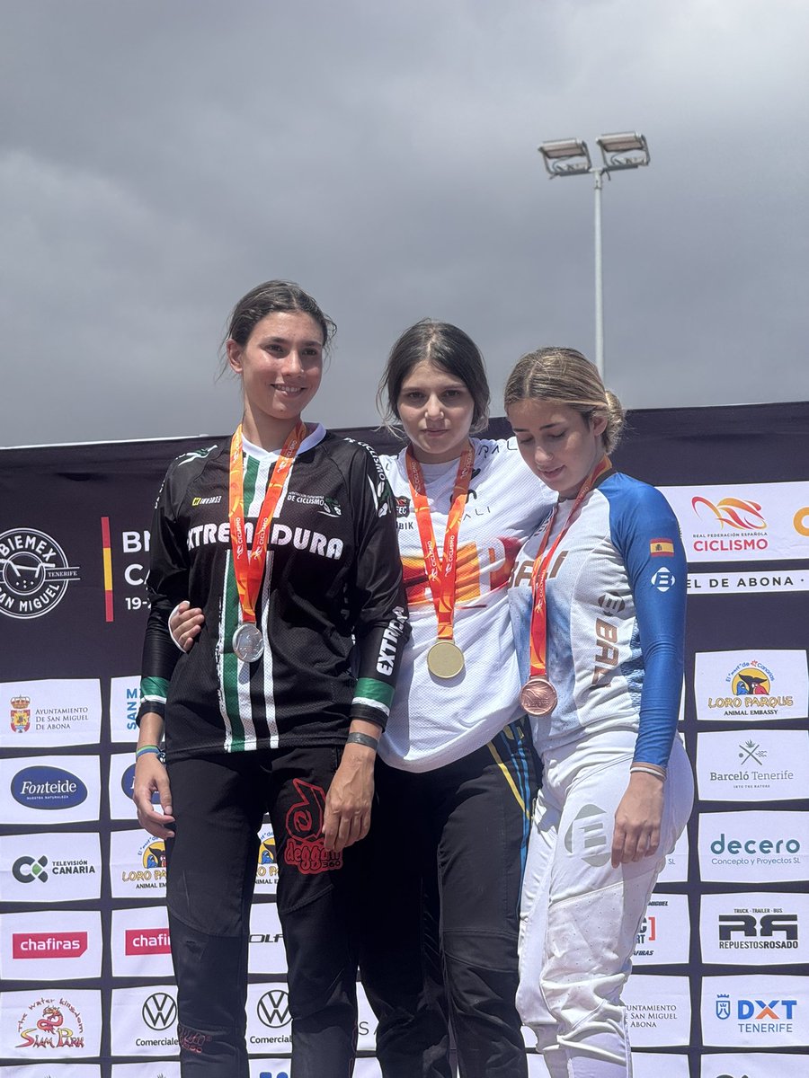 FACiclismo's tweet photo. 📸 🚴🏻‍♂️🚴🏻‍♀️Espectacular cierre de Campeonato de España para la #SelecciónAndaluzaBMX
#CEBMXRacingSanMiguel26
🚴🏻‍♀️🥇María Pérez en Mujeres 13 a 16.
🚴🏻‍♀️🥈Leire García en Mujeres 13 a 16.
🚴🏻‍♀️🥇Paula Baena en Mujeres Pro 17.
🚴🏻‍♀️🚴🏻‍♀️🚴🏻‍♀️🚴🏻‍♀️🥉Crono femenina por selecciones. 
#VisitalmunecarLaHerradura
¡ENHORABUENA! 

Además, entre los andaluces que representan a sus clubes, cabe destacar el título de campeona promesa 7 y 8 años de Carmen Morillas.