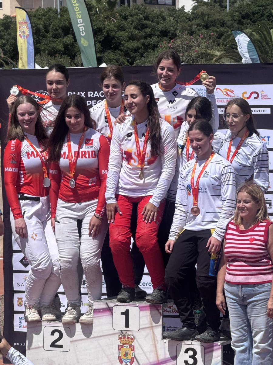 FACiclismo's tweet photo. 📸 🚴🏻‍♂️🚴🏻‍♀️Espectacular cierre de Campeonato de España para la #SelecciónAndaluzaBMX
#CEBMXRacingSanMiguel26
🚴🏻‍♀️🥇María Pérez en Mujeres 13 a 16.
🚴🏻‍♀️🥈Leire García en Mujeres 13 a 16.
🚴🏻‍♀️🥇Paula Baena en Mujeres Pro 17.
🚴🏻‍♀️🚴🏻‍♀️🚴🏻‍♀️🚴🏻‍♀️🥉Crono femenina por selecciones. 
#VisitalmunecarLaHerradura
¡ENHORABUENA! 

Además, entre los andaluces que representan a sus clubes, cabe destacar el título de campeona promesa 7 y 8 años de Carmen Morillas.