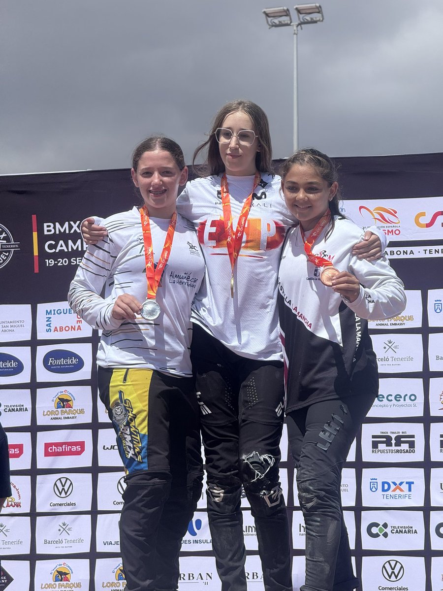 FACiclismo's tweet photo. 📸 🚴🏻‍♂️🚴🏻‍♀️Espectacular cierre de Campeonato de España para la #SelecciónAndaluzaBMX
#CEBMXRacingSanMiguel26
🚴🏻‍♀️🥇María Pérez en Mujeres 13 a 16.
🚴🏻‍♀️🥈Leire García en Mujeres 13 a 16.
🚴🏻‍♀️🥇Paula Baena en Mujeres Pro 17.
🚴🏻‍♀️🚴🏻‍♀️🚴🏻‍♀️🚴🏻‍♀️🥉Crono femenina por selecciones. 
#VisitalmunecarLaHerradura
¡ENHORABUENA! 

Además, entre los andaluces que representan a sus clubes, cabe destacar el título de campeona promesa 7 y 8 años de Carmen Morillas.