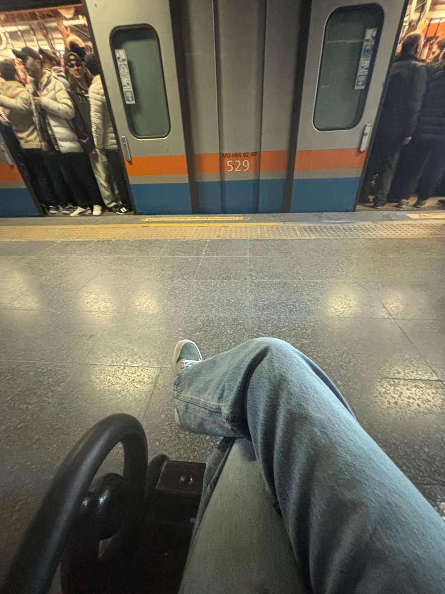 bigmacanavari's tweet photo. ayn knk istanbul çok güzel metropol şehri falan anlarsın ya https://t.co/VIH9cRMkcp
