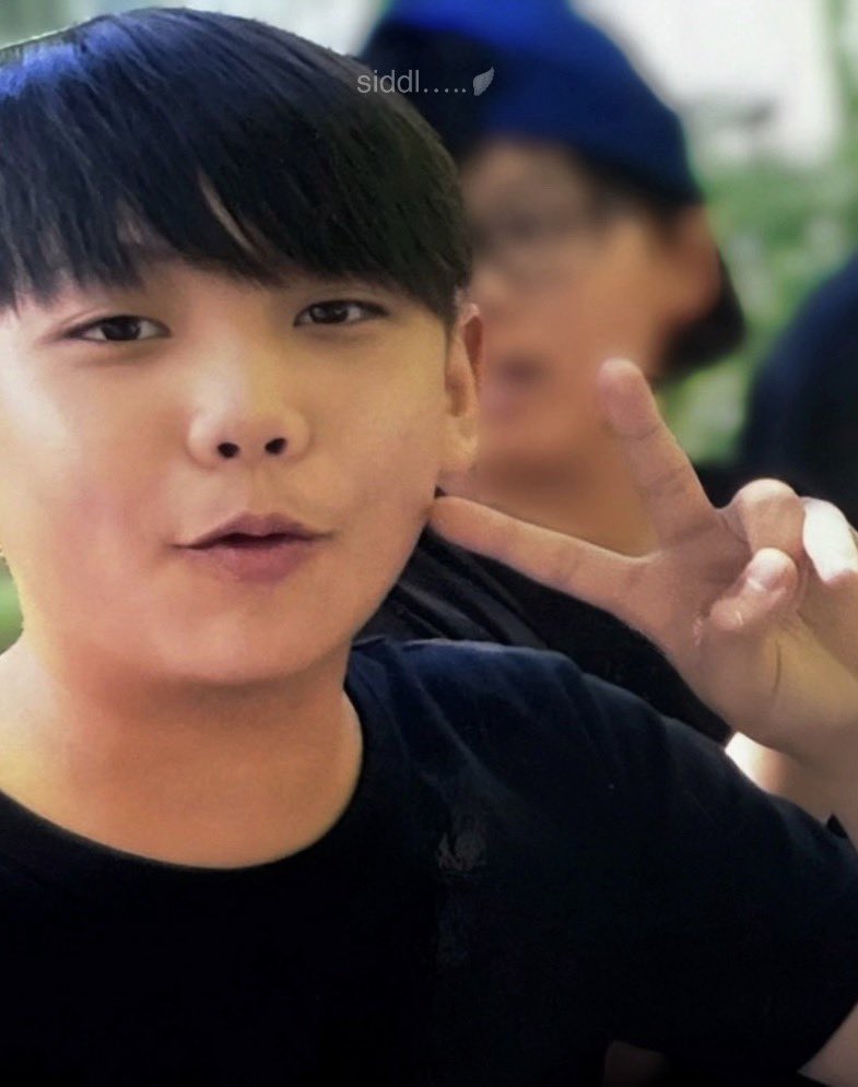 terjemahinRYUL's tweet photo. Cute banget… 13 y.o Kim Ryul 🥹🤍

#률 #RYUL #롱샷 #LNGSHOT https://t.co/FmG7cR5sSs