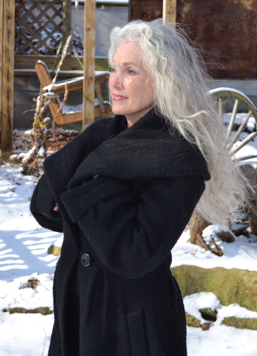 asuyawa's tweet photo. Désolée, vous êtes tous seuls sur le projet grandma aux cheveux courts. Moi, je reste fidèle au projet vieille dame à la longue chevelure de Targaryen dans le futur https://t.co/BGWtrjVJhG