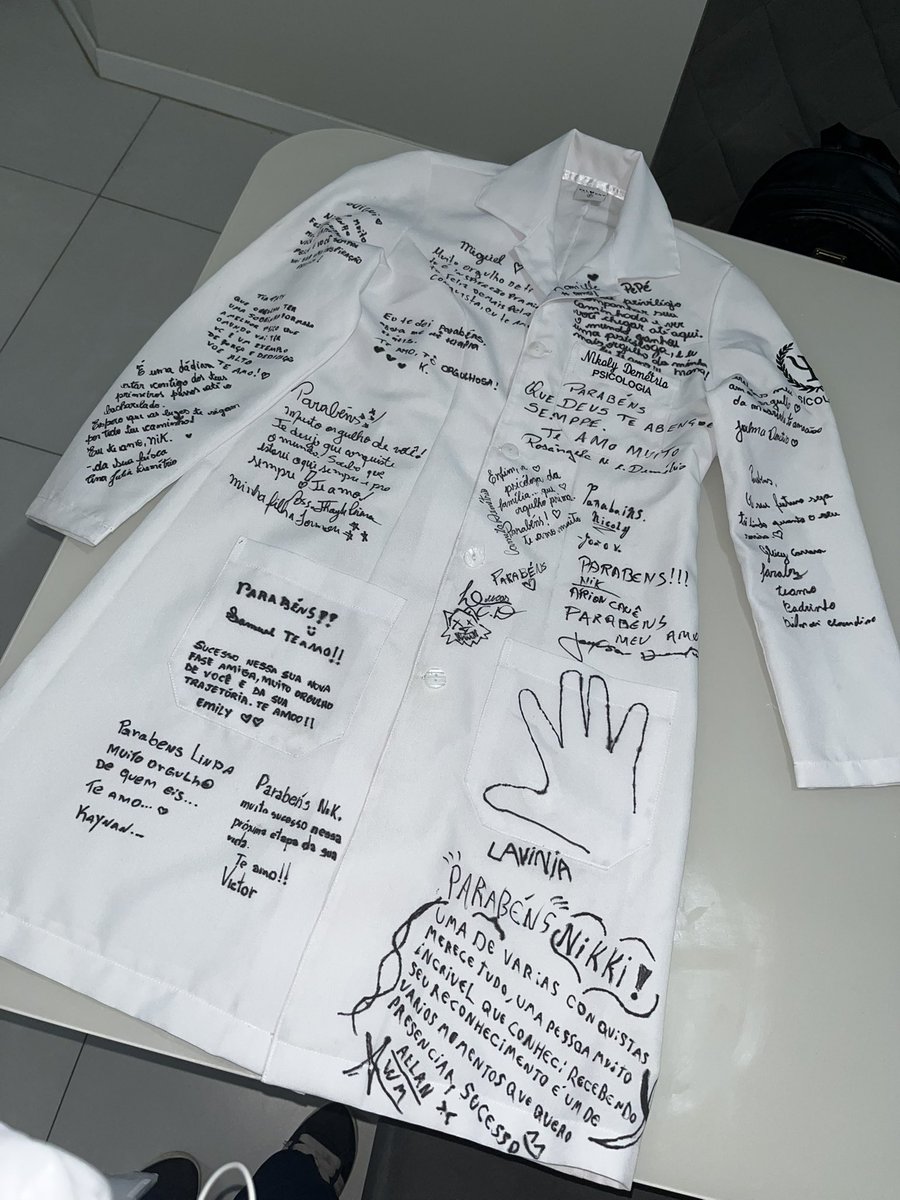 nikolydemetrioo's tweet photo. EU AMO VOCÊS DEMAIS🤍 
(depois de 5 eternos anos a formatura tá chegando 🥹) https://t.co/pC5rtYiOkj