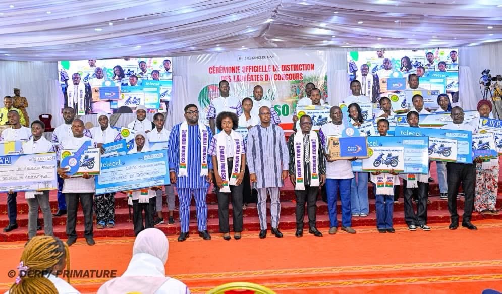 PascalSankvy2l's tweet photo. 🇧🇫✨ Hakili Mousso 2026: Burkina Faso homenageou 84 jovens finalistas em Matemática, Física e Química, promovendo a excelência científica feminina e incentivando mais meninas a seguir carreiras nas ciências. 🎓🔬

#BurkinaFaso #HakiliMousso #Science #Faso https://t.co/c4ybI5Vv6g