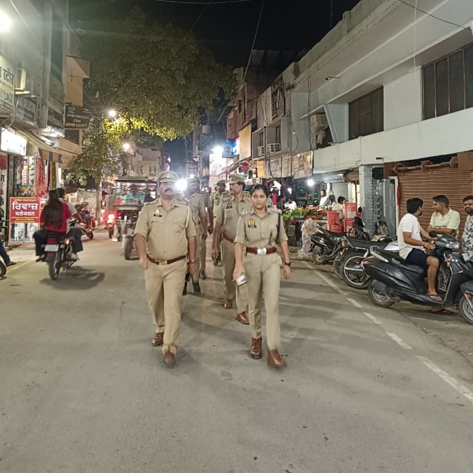 rampurpolice's tweet photo. #एसपी_रामपुर के निर्देशन में क्षेत्राधिकारी बिलासपुर द्वारा अपराध नियन्त्रण, कानून/शान्ति व्यवस्था, आगामी त्यौहार तथा जनमानस में सुरक्षा की भावना जागृत करने के दृष्टिगत थाना बिलासपुर क्षेत्रान्तर्गत महत्वपूर्ण/भीड भाड वाले स्थानो पर मय पुलिस बल पैदल गश्त की गयी।      
#UPPolice 
#RampurPolice 
#FootPatrolling