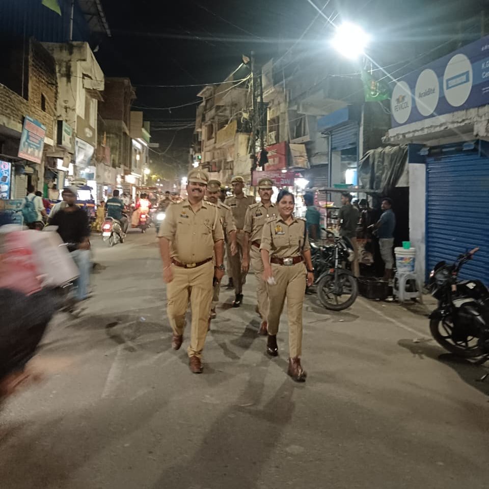 rampurpolice's tweet photo. #एसपी_रामपुर के निर्देशन में क्षेत्राधिकारी बिलासपुर द्वारा अपराध नियन्त्रण, कानून/शान्ति व्यवस्था, आगामी त्यौहार तथा जनमानस में सुरक्षा की भावना जागृत करने के दृष्टिगत थाना बिलासपुर क्षेत्रान्तर्गत महत्वपूर्ण/भीड भाड वाले स्थानो पर मय पुलिस बल पैदल गश्त की गयी।      
#UPPolice 
#RampurPolice 
#FootPatrolling