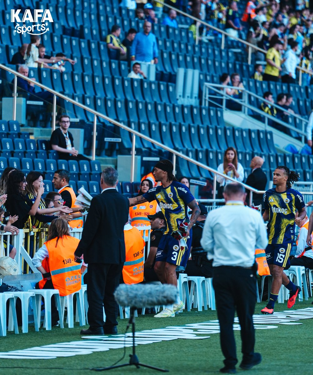 sportskafa's tweet photo. 💐 Fenerbahçeli futbolcular, Kadıköy'deki Fenerbahçeli kadınlara çiçek verdi. https://t.co/rSGJez0AI2