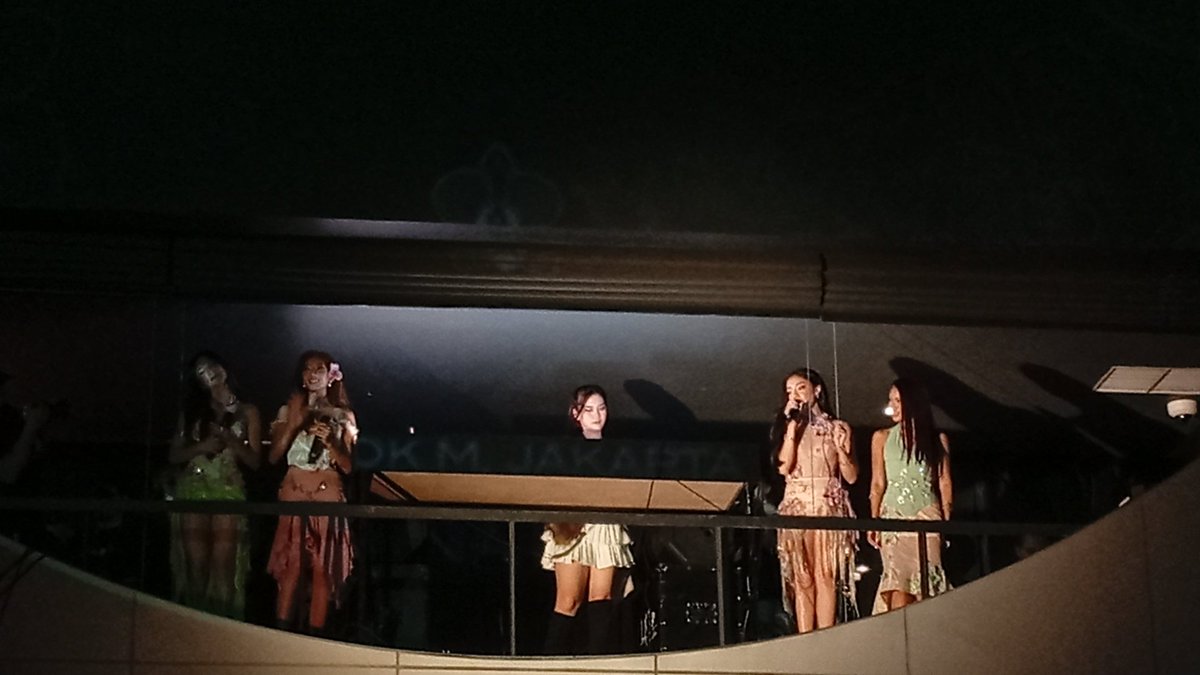 Karinawrbizarre's tweet photo. LIVE VOKAL NYA TIULOH GACOR CROWD GAKALAH GACOR JGGG SO HAPPY OMGG
#nonapopup #islandgirl #nona  #blokm https://t.co/kYUurflZqJ