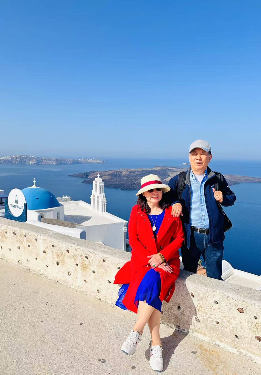 IsaiahGilljg's tweet photo. Woke up to the soft golden sun over Santorini’s white buildings, sipped cold lemon tea by the cliff edge—this little Greek island moment feels like pure magic. https://t.co/eZTsquajvZ