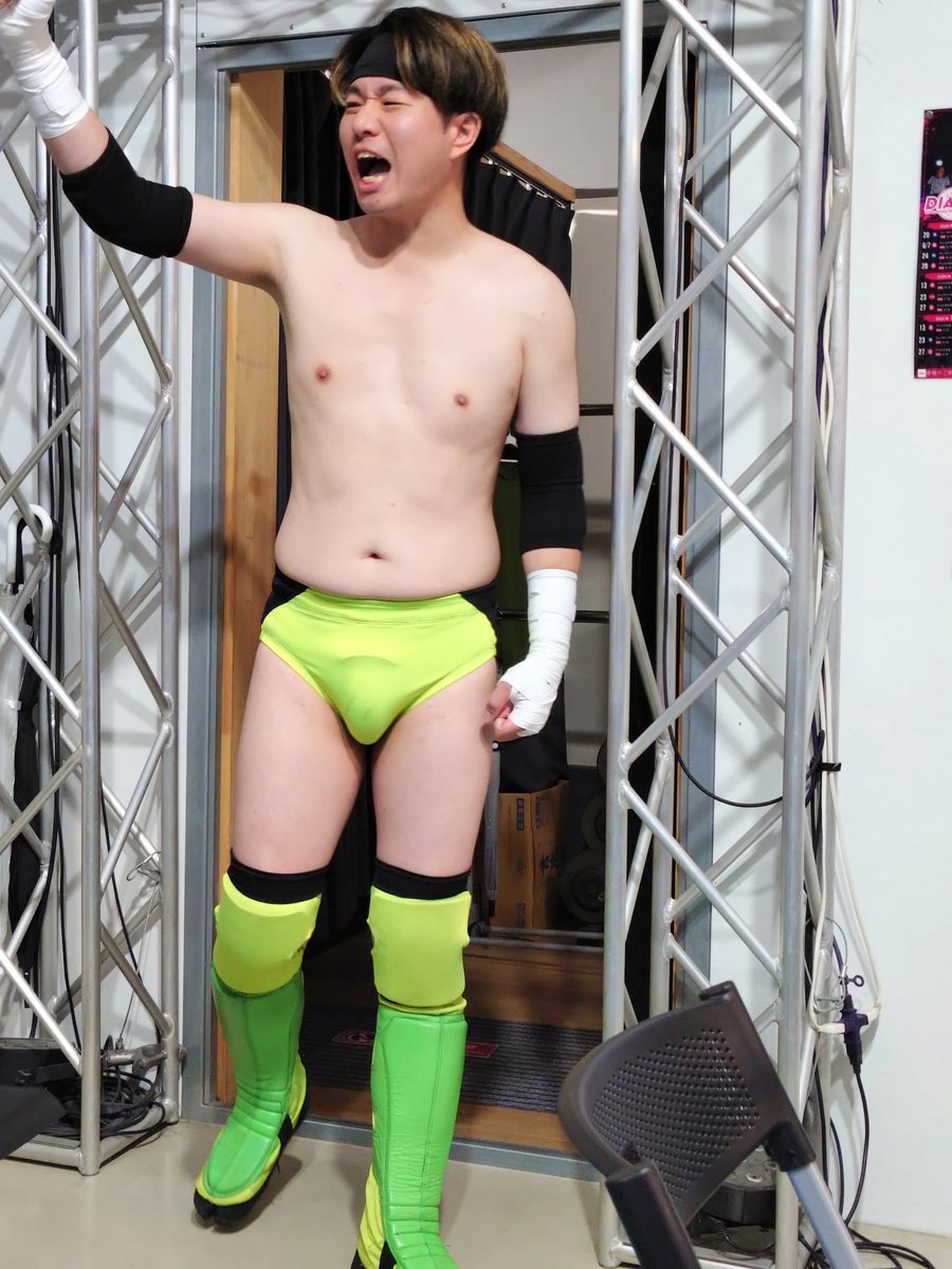 TANANY's tweet photo. #raw93
セミは娘さんの応援が気になって2枚しか写真撮ってなかった。
でもAZWのチャンピオンが興行戦争の日に川崎を選んでくれたのはとてもありがたい。 https://t.co/W710YX0n2l
