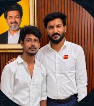 ikhader_'s tweet photo. தவெக follow செய்யும் RSS formula!

ஒருவர் கட்சிக்காக ஊர் ஊராகச் சென்று வக்காலத்து வாங்குவார். ஆனால், அவர் ஏதாவது சிக்கலில் மாட்டிக்கொண்டால், "அவர் எங்கள் கட்சிக்காரரே இல்லை, அவருக்கும் எங்களுக்கும் சம்பந்தமில்லை" என்று கைழுவி விடுவது RSS, பாஜகவின் உத்தி. அதையேதான் இப்போது தவெகவும் செய்கிறது.

சொல்வதெல்லாம் உண்மை புகழ் Voice of Sarath என்பவருக்கும் தவெகவிற்கும் எந்தச் சம்பந்தமும் இல்லையாம். ஆனால், இவர் யூடியூப் சேனல்களில் தவெகவின் பிரதிநிதியாகத்தானே தொடர்ந்து பேசிவருகிறார்? 

எல்லாவற்றுக்கும் மேலாக, @tn_factcheck இயக்குநராக இருக்கும் @GuRuThalaiva  team-இல் இதே சரத் முக்கிய அங்கமாக உள்ளாரே?

கடந்த கரூர் சம்பவத்திலும் தவெக-வுக்கு ஆதரவாகப் பேசி தானே கைதானார்? அப்போ���ு அவர் தவெக இல்லை என்று ஏன் சொல்லவில்லை? பாலியல் விவகாரத்திலும் சிக்க��னாரே அப்போது கூட அவருக்கும் தவெகவுக்கும் எந்த சம்பந்தமும் இல்லை என்று சொல்லவில்லையே. தவெக-வில் இருப்பதற்கு அடிப்படை தகுதி அது என்பதால் அமைதியாக இருந்தீர்களா?  சமீபத்தில் Galatta YouTube சேனலில் நடந்த விவாதத்திலும் தவெக-வுக்காக தானே பேசினார். அப்போதெல்லாம் தவெகவுக்கும் அவருக்கும் சம்பந்தமில்லை என்று சொல்லவில்லை. இப்போது அமைச்சர்களின் வண்டவாளத்தை தெருவில் இறக்கிவிட்டார் என்பதற்கா���தான் இந்த பதற்றமா?

தவெகவுக்கும் அவருக்கும் எந்தச் சம்பந்தமும் இல்லை என்றால், அரசின் முக்கியக் குழுவில் அவர் எப்படி இடம்பெற்றார்? அமைச்சர்கள் @RameshOffcl, @sarath0828 -ஐ சந்தித்து அவருடன் தோளில் கை போட்டு பேசும் அளவுக்கு செல்வாக்கு இருக்கிறதே. தவெக தொண்டர்களுக்கு இந்த வாய்ப்பு கிடைக்காது. ஆனால் ஆதரவாளராக உள்ளவருக்கு இவ்வளவு பவர் என்பது நம்பும்படியாக இருக்கிறதா?

சிக்கலில் மாட்டினால் தப்பிப்பதற்காக இத்தனை நாள் கட்சிக்காக உழைத்தவர்களை காவுகொடுக்கும் இந்த கேடுகெட்ட பிழைப்புக்கு, நீங்கள் கட்சியை ஆரம்பிக்காமலேயே இருந்திருக்கலாம். உங்கள் கட்சிக்காக அதிகமாக அவதூறு பரப்பியவர்களில் முக்கியமானவரை கழற்றி விட கொஞ்சம் கஷ்டமாக தான் இருக்கும். ஆனால், இந்த விவகாரம் தொடர்புடையவர்கள் மீது காவல்துறை விசாரணை கண்டிப்பாக நடத்தப்பட்டு உண்மை மக்களுக்கு சொல்லப்பட வேண்டும்!