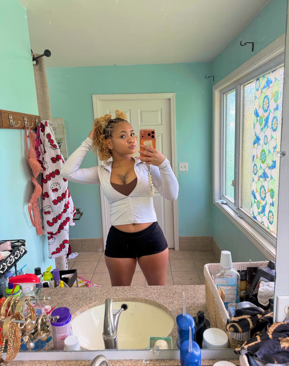 britshideawayy's tweet photo. blessing your morning 🤍��️ #lightskinpyt https://t.co/6Kqc1dXQYj